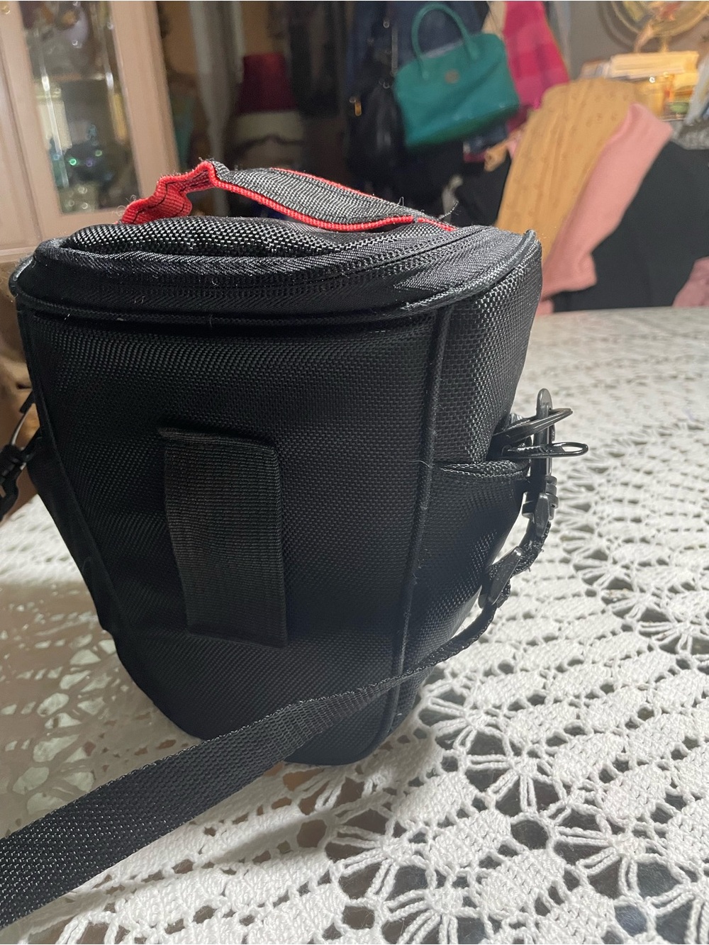 Nikon Black DSLR Camera with Lens, Strap, Battery, Charger and SD Card - Picture 11 of 12